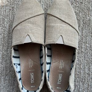 TOMS size 6.5 women’s shoe.